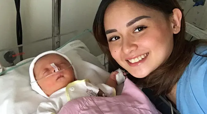 Pemeran Joanna Alexandra baru saja melahirkan anak keempatnya pada Rabu, 24 Mei. Ditengah suasana bahagia kehadiran bayi, Joanna dan suami memendam kesedihan lantaran  bayinya setelah lahir harus menjalani perawatan. (Instagram/joannaalexandra)