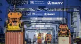 Aktivitas bongkar-muat serta pengangkutan peti kemas di Jakarta International Container Terminal, Pelabuhan Tanjung Priok, Jakarta pada 7 Juli 2025. (Bay ISMOYO/AFP)