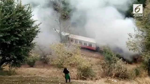 Seluruh penumpang langsung dievakuasi setelah kereta api di Himchal Pradesh, India, terbakar.