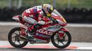 Adalah pembalap Moto3, Izan Guevara, yang motornya kotor akibat pasir dan debu saat melakukan latihan bebas pertama di Sirkuit Mandalika. (twitter/Aspar Team)