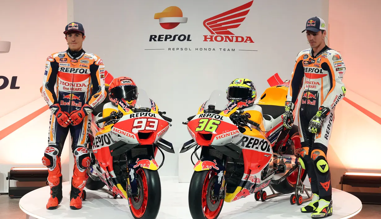 Pebalap Repsol Honda, Marc Marquez (kiri) dan Joan Mir berpose di samping motor baru pada acara peluncuran MotoGP musim 2023 di Madrid, 22 Februari 2023. (AFP/Pierre-Philippe Marcou)