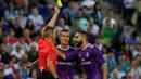 Pemain Real Madrid, Dani Carvajal (kanan), mendapat kartu kuning saat melawan Espanyol pada laga La Liga 2016-2017 di Estadio Cornella-El Prat, Senin (19/9/2016) dini hari WIB. (AFP/Pau Barrena)