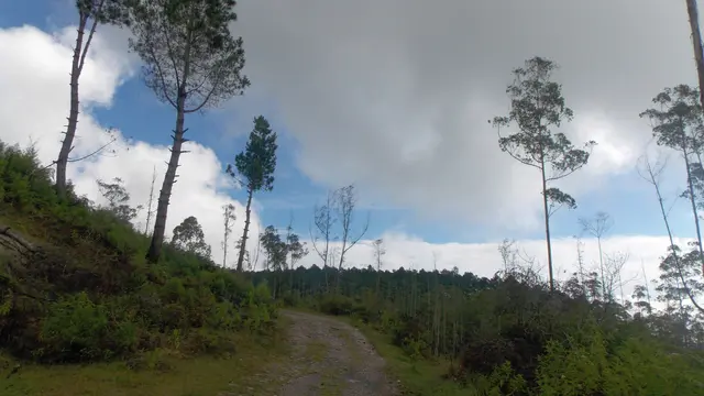 Rute ke Puncak Tertinggi di Pulau Samosir. (Dok: Gunung Bagging https://www.gunungbagging.com/samosir/) 