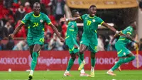 Gelandang Senegal #26, Pape Gueye (kiri), dan rekan-rekan setimnya merayakan kemenangan mereka di akhir pertandingan final Piala Afrika (CAN) 2025 antara Senegal dan Maroko di Stadion Pangeran Moulay Abdellah di Rabat, Senin (19-1-2026) dini hari WIB. (FRANCK FIFE/AFP)