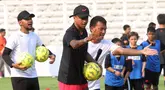 Mantan pemain Manchester United yang menjadi brand ambassador produk Concave Indonesia, Jesse Lingard melanjutkan aktivitasnya di Jakarta dengan melakukan coaching clinic dengan para pesepak bola cilik dan remaja di Stadion Madya Senayan, Jakarta Pusat, Sabtu (10/6/2023). Jesse Lingard yang tiba di Indonesia sejak Kamis, 8 Juni 2023 juga memberikan motivasi dan tips kepada para peserta dalam rangkaian coaching clinic tersebut. (Bola.com/M Iqbal Ichsan)