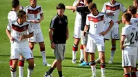 Joachim Low saat memimpin latihan timnas Jerman (PATRIK STOLLARZ / AFP)