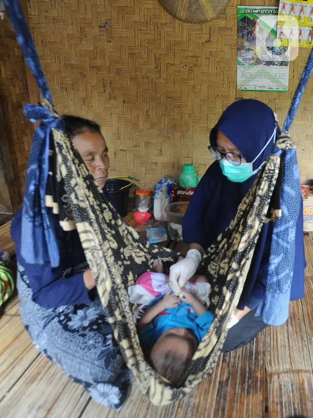 Perjuangan Bidan saat Posyandu Keliling di Baduy Luar