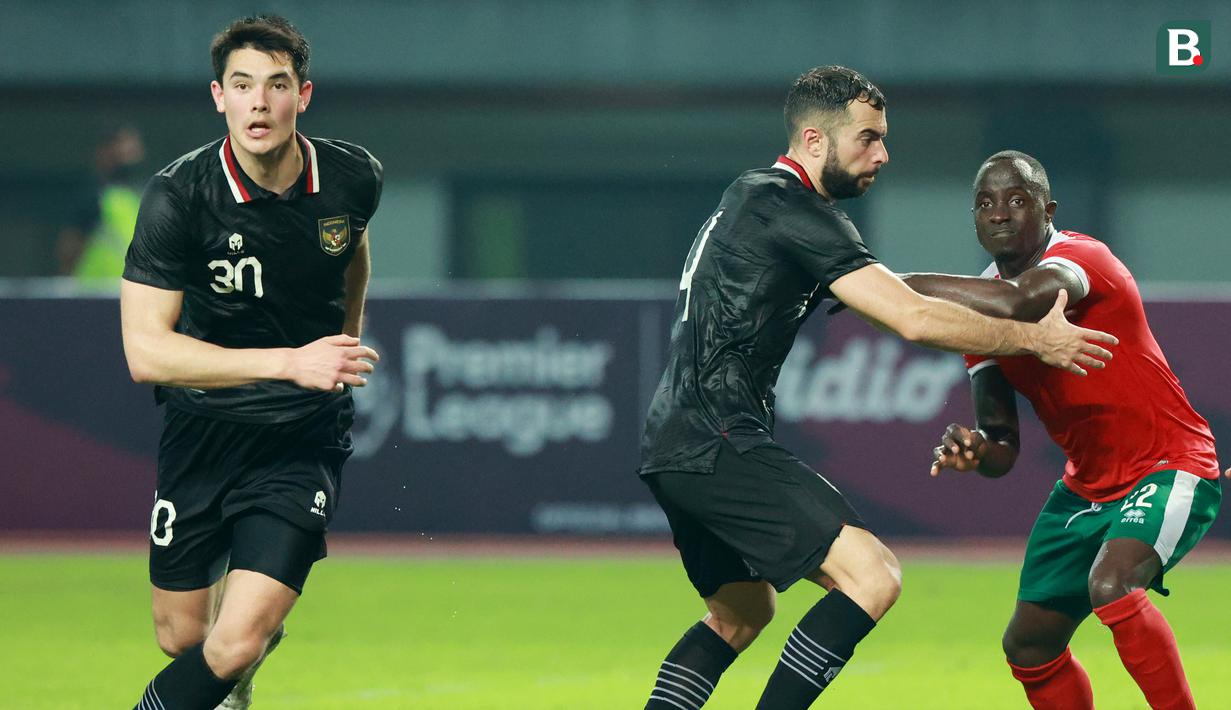 Pemain Timnas Indonesia, Jordi Amat dan Elkan Baggot, saat melawan Burundi pada pertandingan kedua FIFA Matchday di Stadion Patriot Candrabhaga, Bekasi, Selasa (28/3/2023). Kedua tim bermain imbang 2-2. (Bola.com/M Iqbal Ichsan)