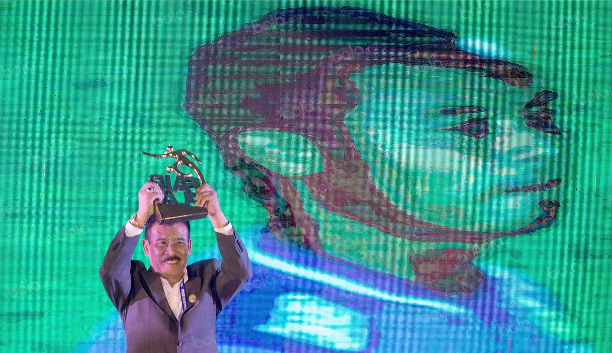 Manajer Persb Bandung, Umuh Muchtar, mewakili klubnya meraih TSC Fairplay Team pada Awarding Night TSC 2016 di Hotel Aryaduta Bandung, Jawa Barat, Minggu (8/1/2017). (Bola.com/Vitalis Yogi Trisna)