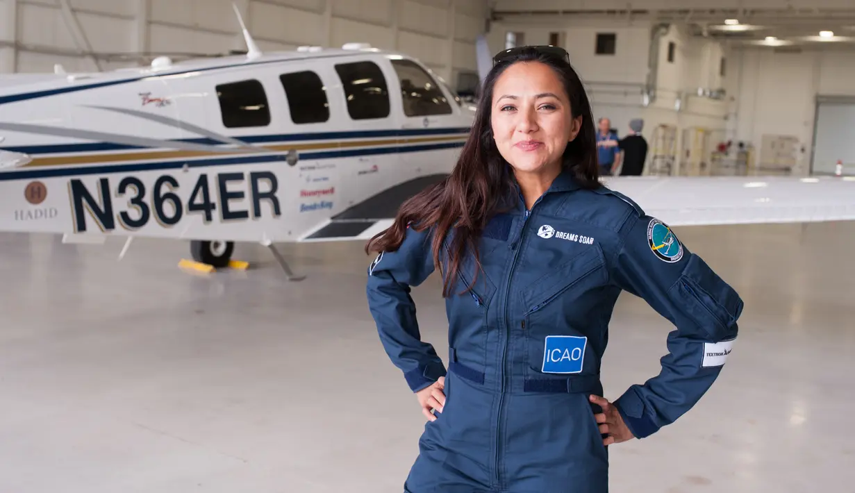Shaesta Waiz berpose saat tiba di Montreal, Kanada, Senin (15/5). Shaesta merupakan pilot lulusan baru dari Embry-Riddle Aeronautical University. Dia ingin menjadi wanita termuda yang berhasil menuntaskan proyek tersebut. (AFP Photo/Catherine Legault)