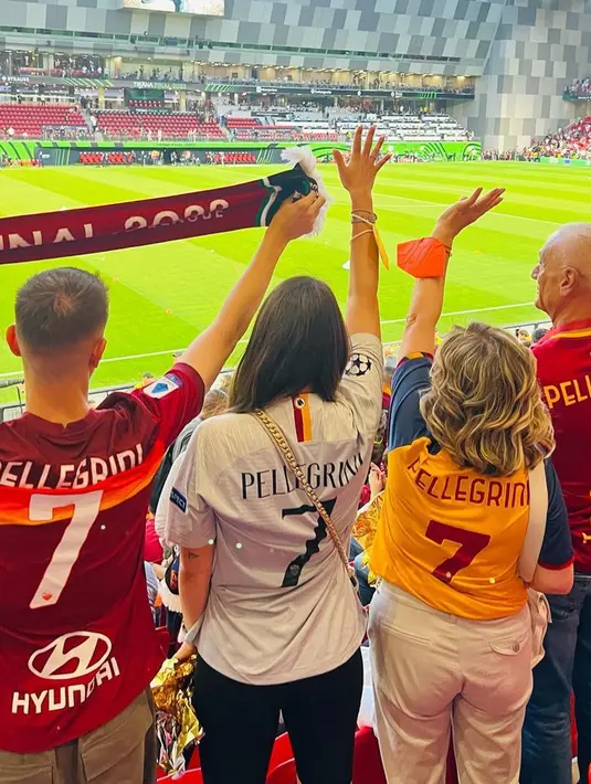 Veronica Martinelli resmi menikah dengan Lorenzo Pellegrini pada 22 Mei 2018. Kini Veronica sudah akrab dengan keluarga Lorenzo Pellegrini. Ia bahkan mendukung Pellegrini di stadion bersama dengan keluarga besar Pellegrini. Keempatnya kompak pakai jersey AS Roma dengan nama Pellegrini. (Liputan6.com/IG/@veromartinel)