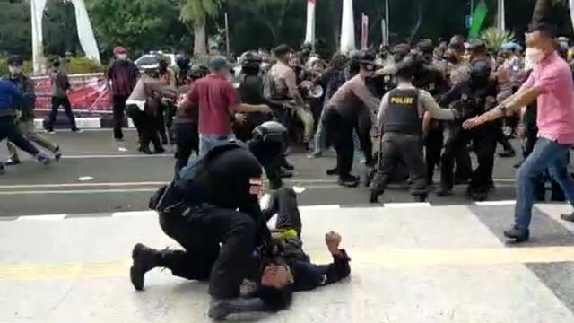 Pendemo Diduga Dibanting Aparat pada HUT ke-359 Kota Tangerang