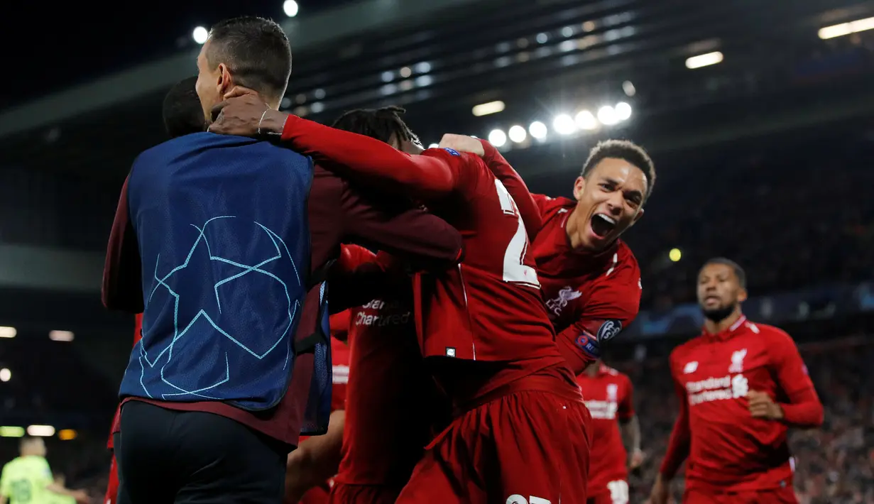 Striker Liverpool, Divock Origi berselebrasi dengan Trent Alexander-Arnold setelah mencetak gol ke gawang Barcelona pada laga kedua semifinal Liga Champions di Anfield, Selasa (7/5/2019).  Liverpool sukses melaju ke final Liga Champions usai menghajar Barcelona 4-0. (REUTERS/Phil Noble)
