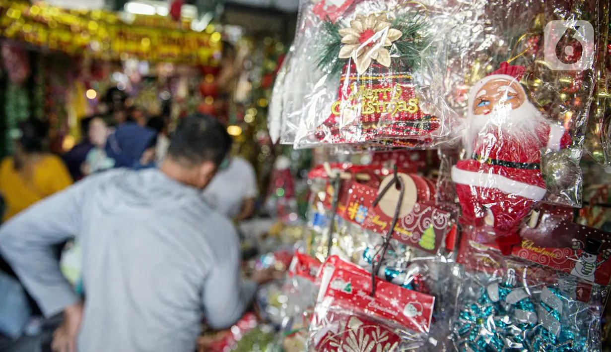 Berburu pernak-pernik bukan hanya sekadar kegiatan rutin bagi mereka yang merayakan Natal, melainkan sebuah aktivitas yang menarik untuk dilakukan. (Liputan6.com/Faizal Fanani)