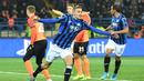 Pemain Atalanta Timothy Castagne melakukan selebrasi usai mencetak gol ke gawang Shakhtar Donetsk pada pertandingan Grup C Liga Champions di Kharkiv, Ukraina, Rabu (11/12/2019). Atalanta sukses mengukir sejarah untuk pertama kalinya mampu lolos ke babak 16 besar Liga Champions. (Sergei SUPINSKY/AFP)