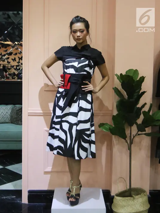 Model mengenakan busana modest wear dalam trunk show yang bertajuk "Helo Holy" karya 3 desainer lokal berbakat di Fashion First, Jakarta, Kamis (3/5). Koleksi ini dalam rangka menyambut bulan suci Ramadan.(Liputan6.com/Arya Manggala)