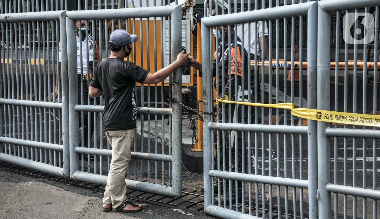 Petugas keamanan berjaga di pintu masuk saat penutupan Plaza Kenari Mas, Jakarta, Rabu (7/7/2021). Satgas COVID-19 DKI Jakarta menutup Plaza Kenari Mas setelah melanggar aturan dengan tetap beroperasi pada masa PPKM Darurat sehingga memicu kerumunan. (merdeka.com/Iqbal S. Nugroho)