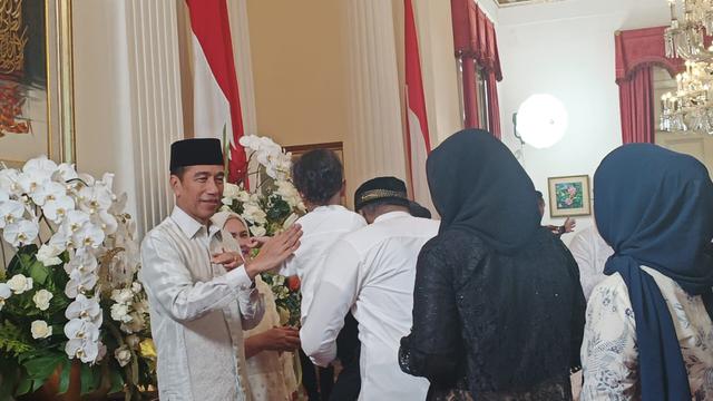 Open house di Istana, ribuan warga nampak antre masuk untuk bertemu dan bersalaman dengan Presiden Joko Widodo atau Presiden Jokowi saat Hari Raya Idulfitri 1445 Hijriah.