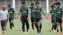 Para pemain Timnas Indonesia U-22 tampak lelah usai latihan di Stadion Madya, Jakarta, Selasa (15/1). Latihan ini merupakan persiapan jelang Piala AFF U-22. (Bola.com/Yoppy Renato)