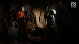 Sejumlah pegiat alam bebas menelusuri Gua Cibeutik, Desa Lingar Mukti, Kampung Cipancur, Jonggol, Jawa Barat, Selasa (1/1). Kegiatan malam tahun baru 2019 tersebut sebagai bentuk pelestarian kawasan kars. (Merdeka.com/Imam Buhori)