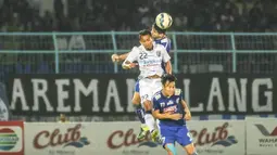 Pemain Bali United, Sultan Samma melakukan duel udara dengan pemain Arema Cronus pada laga perempat final Piala Presiden di Stadion Kanjuruhan, Malang, Sabtu (19/9/2015). (Bola.com/Kevin Setiawan))