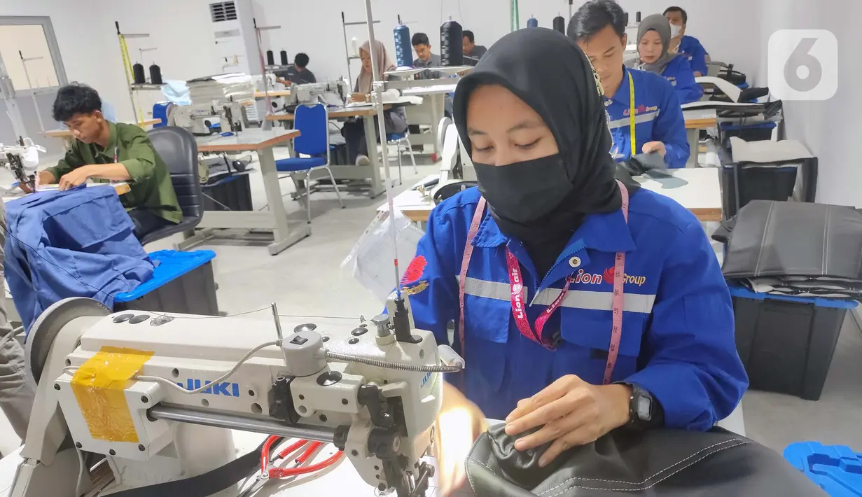 Aktivitas pekerja mengerjakan pelapis kursi pesawat yang terbuat dari kulit asal Garut, Jawa Barat. (Foto: Liputan6.com)
