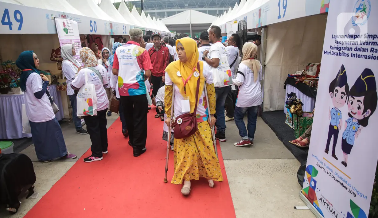 Suasana pameran pada acara puncak peringatan Hari Disabilitas Internasional 2019 di Plaza Barat Gelora Bung Karno, Jakarta, Selasa (3/12/2019). Acara tersebut memamerkan produk UMKM dari puluhan organisasi penyandang disabilitas se-Indonesia. (Liputan6.com/Faizal Fanani)