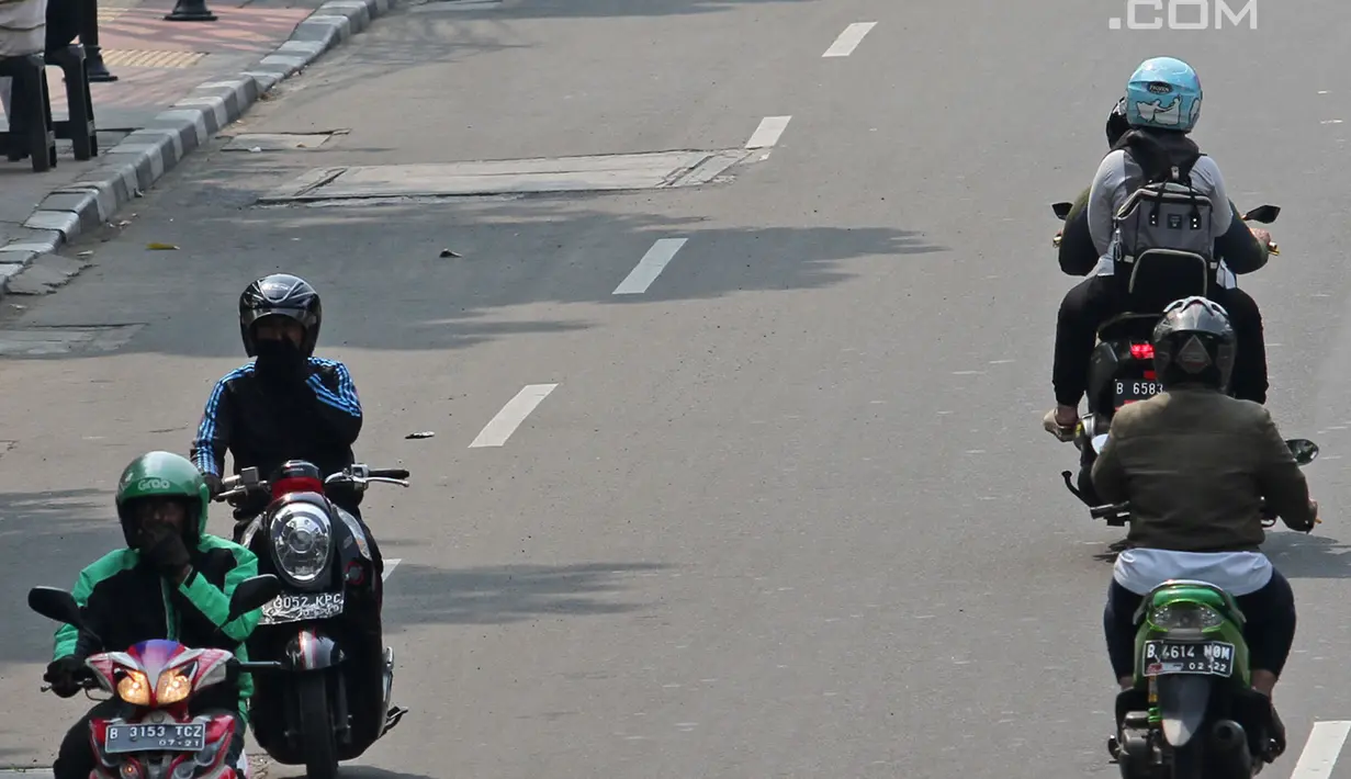 Pengendara motor nekat melawan arah saat melintas kawasan Matraman, Jakarta, Rabu (2/5). Perilaku tersebut membahayakan pengendara lain dan juga diri sendiri. (Liputan6.com/Herman Zakharia)