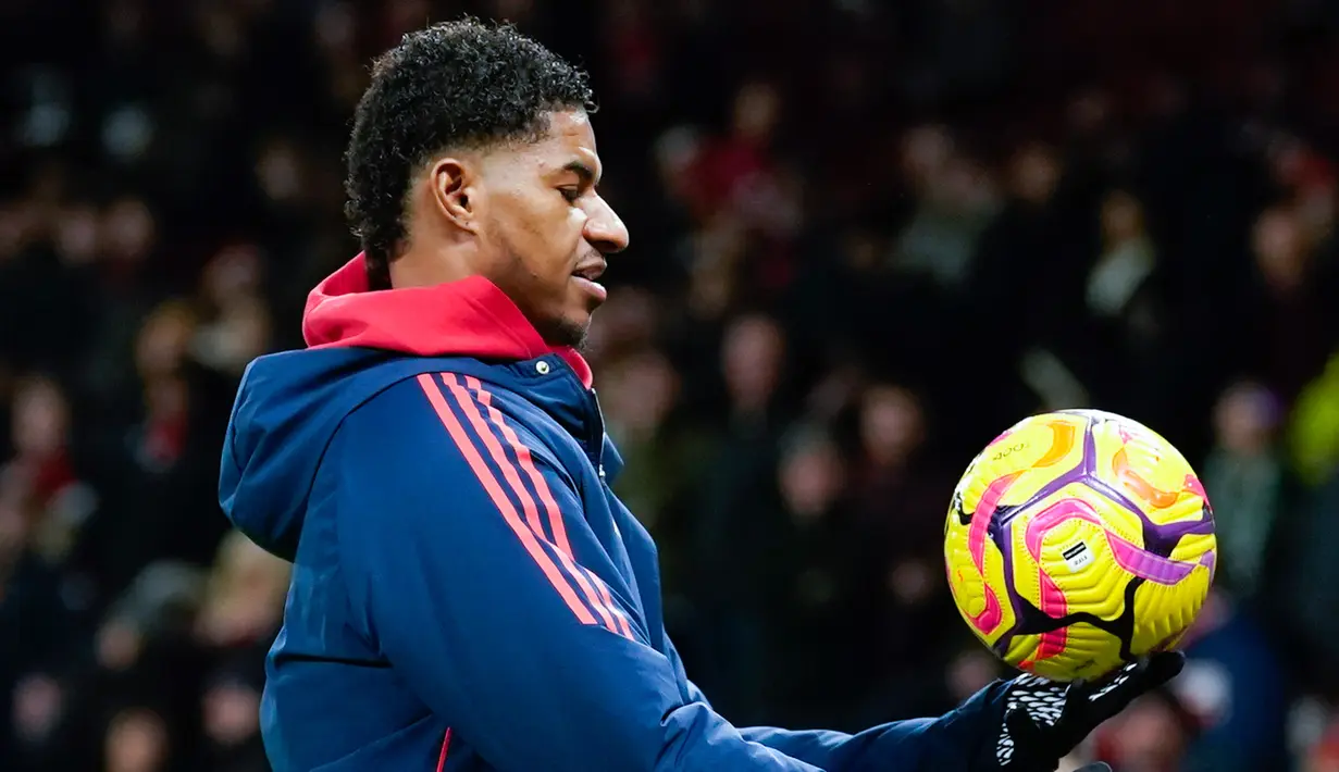 Dalam laga melawan Newcastle United, Rashford sempat ikut pemanasan dan berada di bangku cadangan. (AP Photo/Dave Thompson)