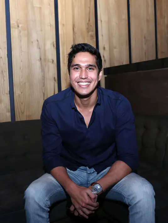 Kesibukan Marcell sebagai DJ didukung penuh oleh pihak keluarga. Bahkan kedua orangtuanya memiliki keinginan untuk belajar memutar piringan hitam juga. (Nurwahyunan/Bintang.com)