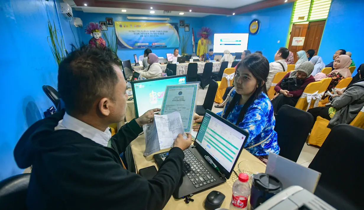 Petugas melayani orang tua calon siswa yang mencari informasi mengenai Sistem Penerimaan Murid Baru (SPMB) Tahun Ajaran 2026/2027 di Posko Pelayanan SPMB Suku Dinas Pendidikan Wilayah III yang berada di SMAN 70 Jakarta, Rabu (17/6/2026). (merdeka.com/Arie Basuki)