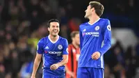 Dua pemain Chelsea Pedro Rodriguez dan Marcos Alonso merayakan gol ke gawang AFC Bournemouth pada laga Premier League di Stamford Bridge, London, Senin (26/12/2016). (AFP/Glyn Kirk)