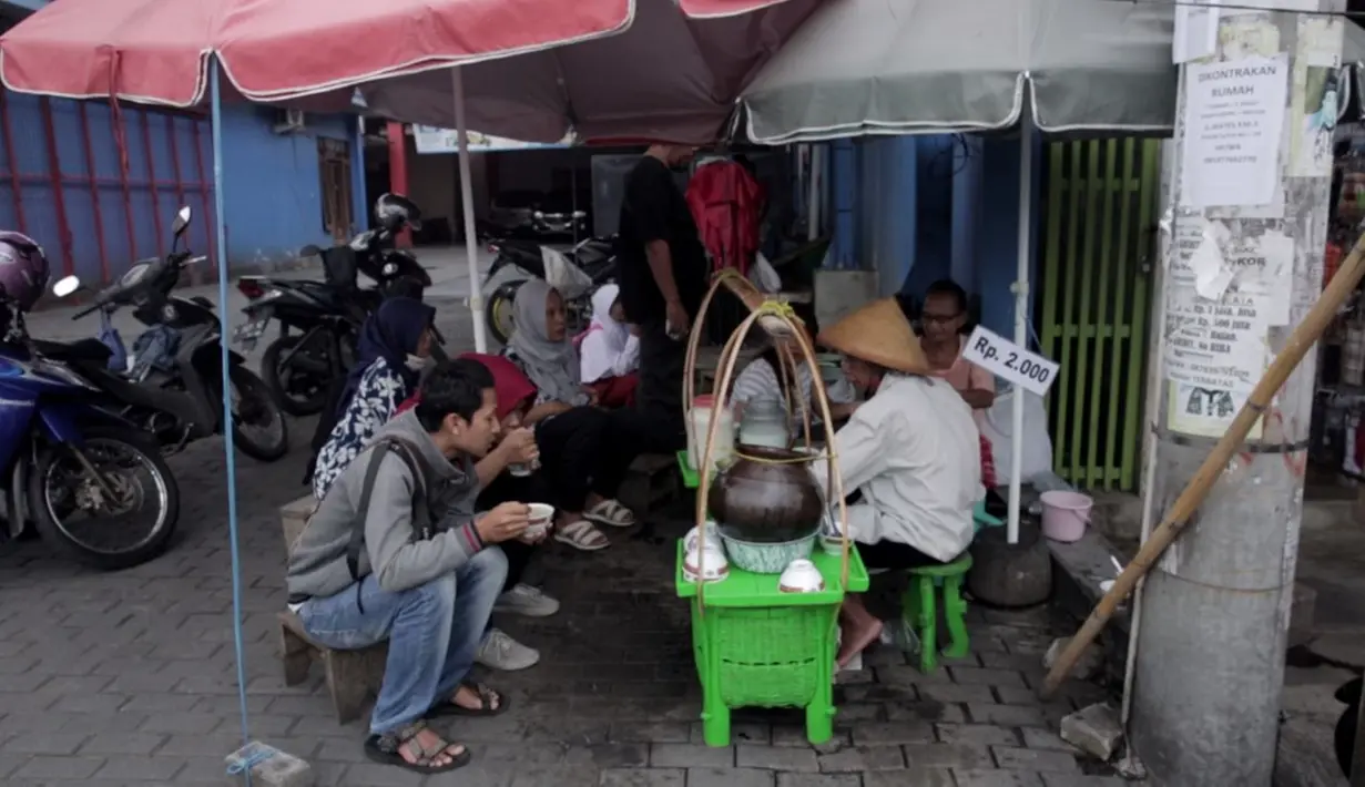 Es dawet Pak Slamet ini bisa jadi rekomendasi untuk melepas dahaga pada siang hari. Biasa dawet Pak Slamet sudah habis pukul 14.00 siang, jadi jangan sampai kehabisan ya. (Liputan6.com/Brilio.net/Syamhu Dhuha)