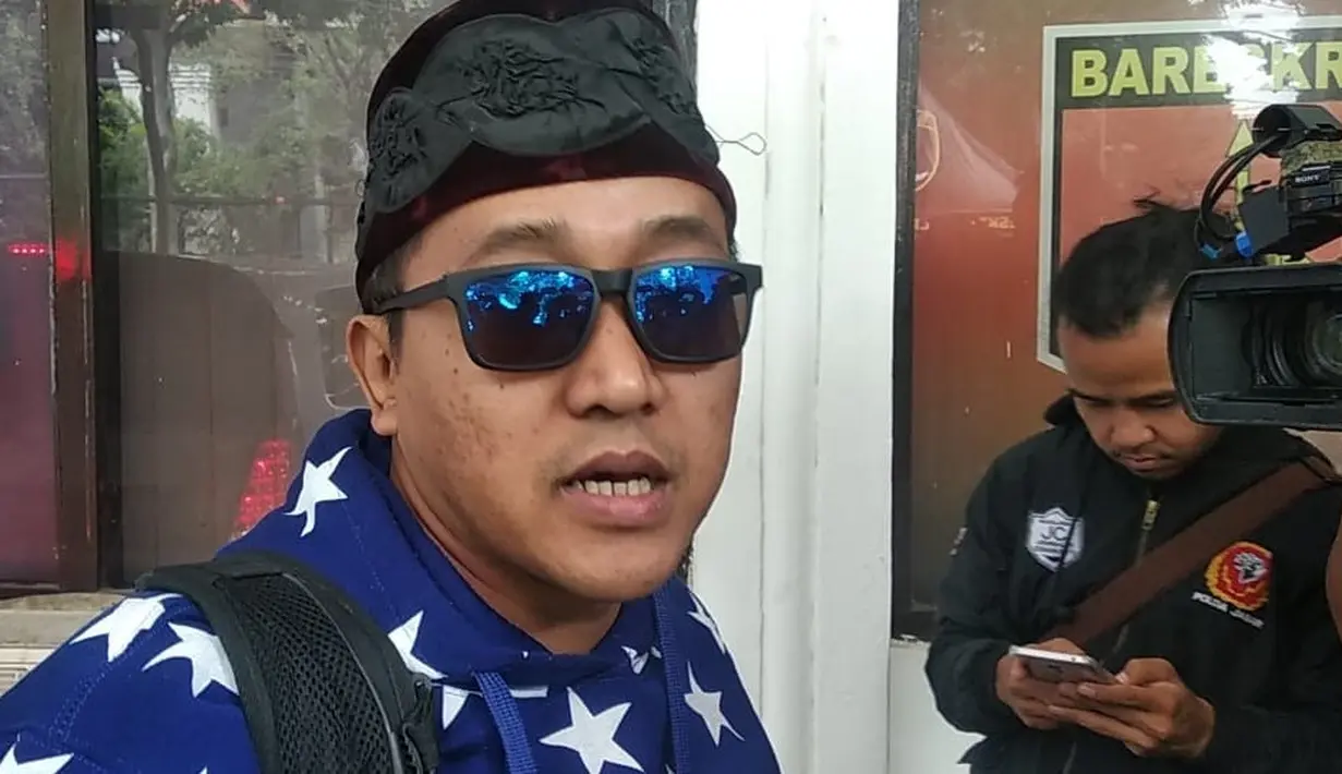 Suami mendiang Lina Jubaedah, Teddy Pardiyana mendatangi Mapolrestabes Bandung, Jumat (10/1/2020). (Liputan6.com/Huyogo Simbolon)
