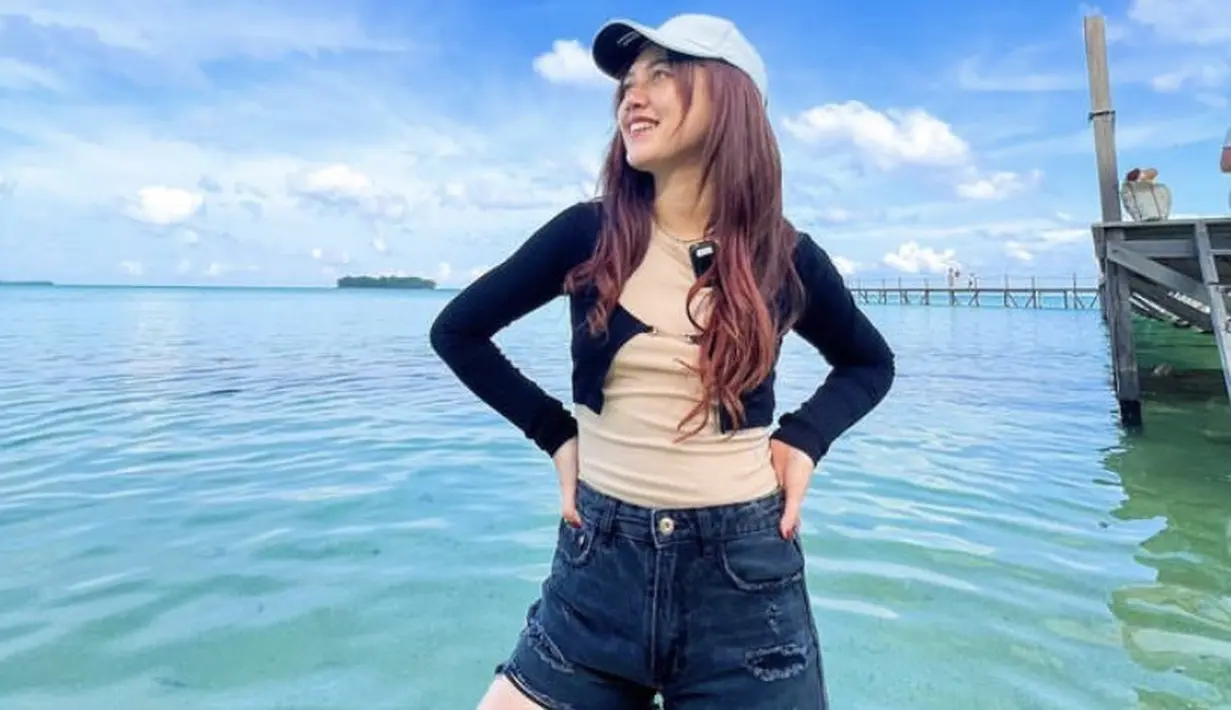 Tank Top nude tersebut, dipadukan dengan cardigan crop top hitam. Dan topi cap putih. 
 (@happy_asmara77)