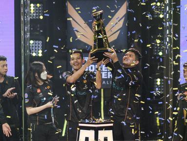 Tim RRQ Kazu merayakan kemenangan setelah berhasil menjadi juara saat grand final Free Fire Indonesia Masters 2022 Fall yang berlangsung di FFIM Stadium, Studio RCTI+, Kebon Jeruk, Jakarta, Minggu (23/10/2022). (Bola.com/Bagaskara Lazuardi)