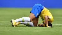 Penyerang timnas Brasil, Neymar berguling di atas lapangan pada babak 16 besar Piala Dunia 2018 melawan Meksiko di Samara Arena, Senin (2/7). Namun aksi pura-pura cedera Neymar membuat dirinya jadi bahan guyonan di dunia maya. (AFP/Fabrice COFFRINI)