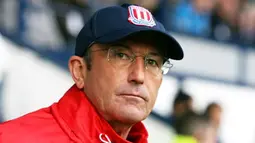 Stoke City&#039;s manager Tony Pulis is seen before the game against West Bromwich Albion during their Premier League football match at The Hawthorns in Birmingham, on April 04, 2009. AFP PHOTO/Chris Ratcliffe