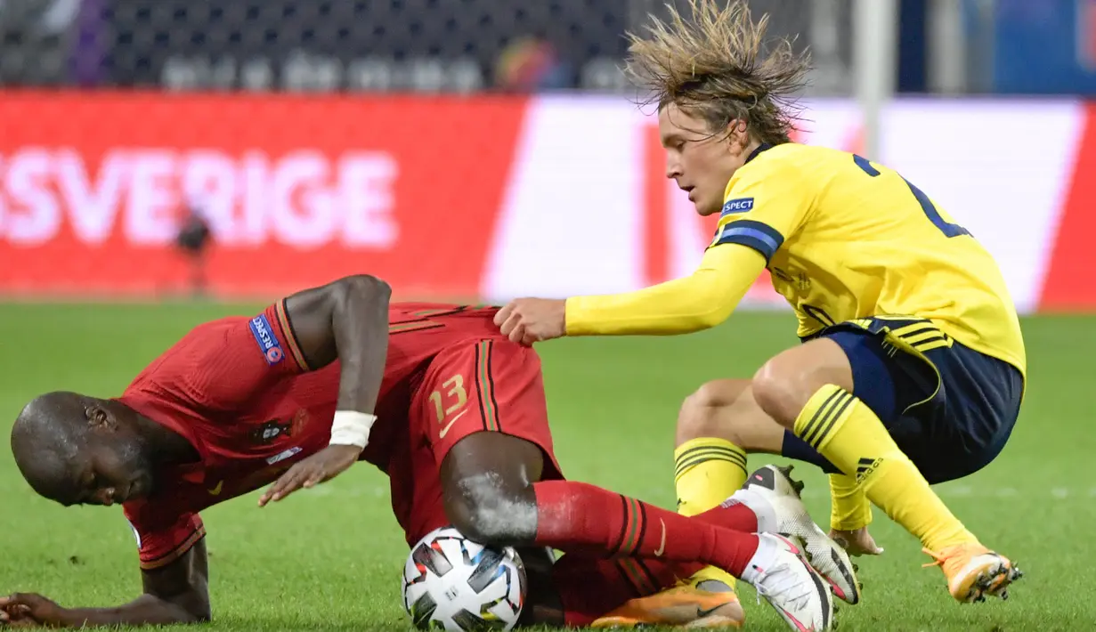 Gelandang timnas Portugal, Danilo Pereira (kiri) berebut bola dengan pemain timnas Swedia, Kristoffer Olsson pada laga UEFA Nations League A Group 3 di Friends Arena, Selasa (8/9/2020). Portugal kalahkan Swedia 2-0 lewat sepasang gol yang dicetak Cristiano Ronaldo. (Claudio Bresciani/TT via AP)