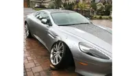 Aston Martin DB9 kecelakaan