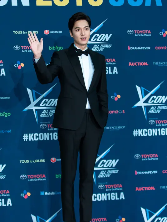 Sudah tak perlu diragukan lagi ketampanan dari Lee Min Ho. Aktor kelahiran 22 Juni 1987 itu terlihat begitu gagah dan berkarisma saat mengenakan jas. (Foto: soompi.com)