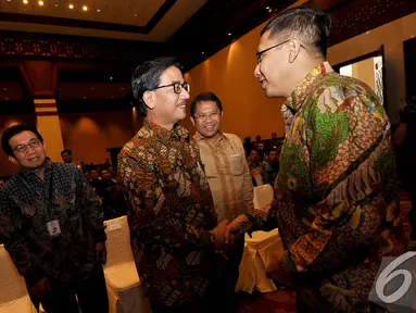 Ferry Mursyidan Baldan dan Lukman Hakim berjabat tangan saat menghadiri acara Konferensi Nasional Pemberantasan Korupsi 2014, Jakarta, Selasa (2/12/2014). (Liputan6.com/Miftahul Hayat)