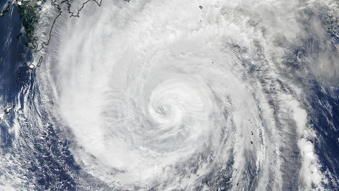 Gambar yang diambil oleh Moderate Resolution Imaging Spectroradiometer (MODIS) pada satelit Aqua NASA menunjukan Topan Hagibis ketika awan bagian luarnya mendekati Jepang. (earthobservatory.nasa.gov)