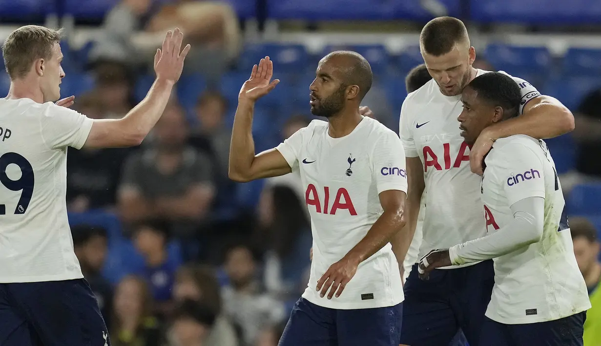 Para pemain Tottenham Hotspur merayakan gol penyeimbang 2-2 ke gawang Chelsea yang dicetak gelandang Steven Bergwijn dalam laga uji coba pramusim 2021/2022 di Stamford Bridge, London, Rabu (4/8/2021). Tottenham bermain imbang 2-2 dengan Chelsea. (Foto: AP/Matt Dunham)
