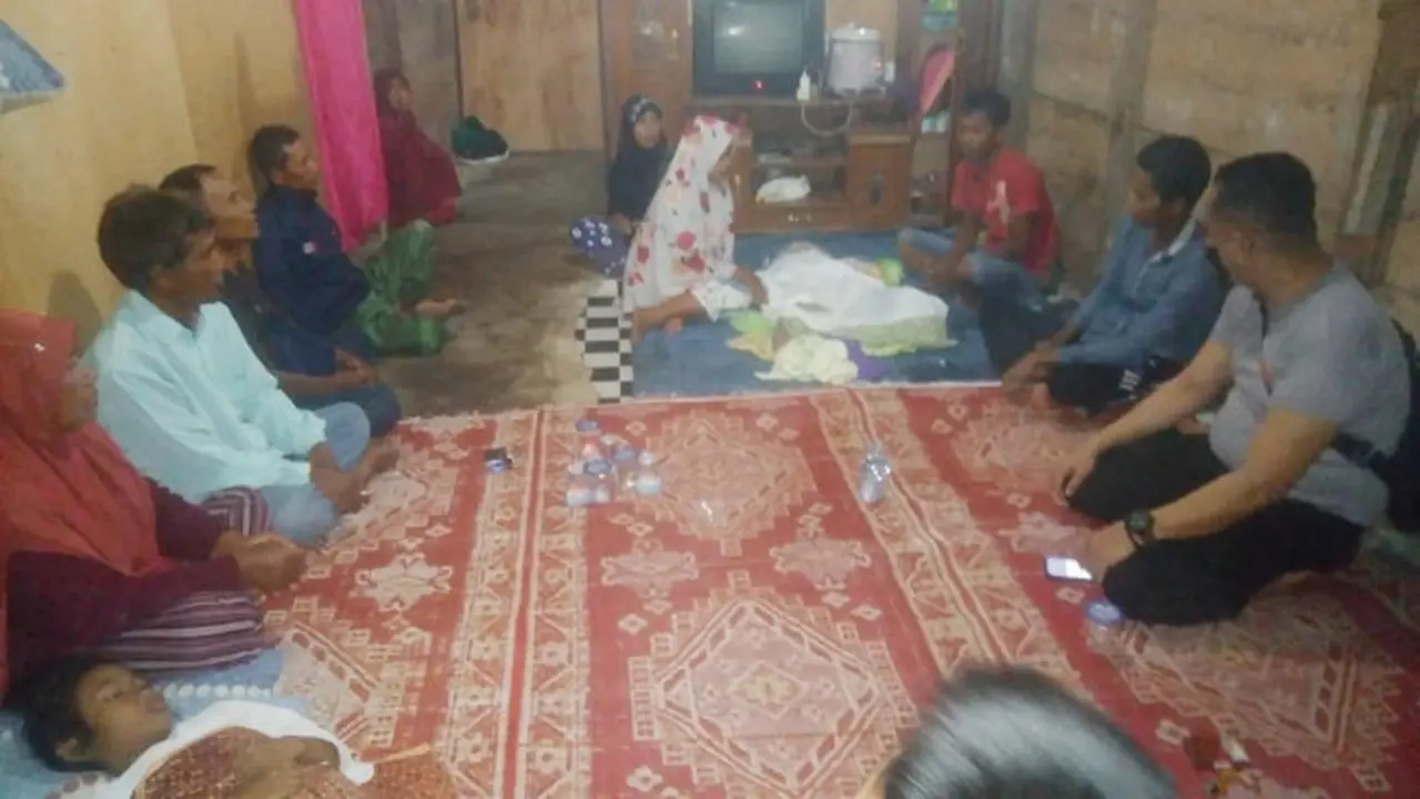 Korban tenggelam setelah dievakuasi oleh masyarakat di Kabupaten Kampar.