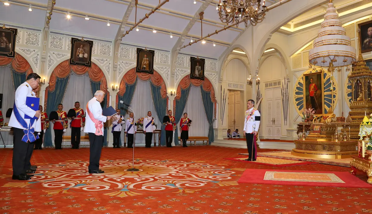 Putra Mahkota Maha Vajiralongkorn diangkat sebagai raja baru Thailand, Kamis (1/12). Pengangkatannya berselang 50 hari setelah mangkatnya sang ayah, Raja Bhumibol Adulyadej. (REUTERS)