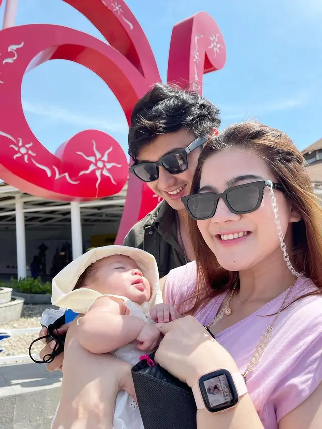 7 Momen Caesar Hito dan Felicya Angelista Pertama Kali Ajak Anak Liburan, Seru Banget