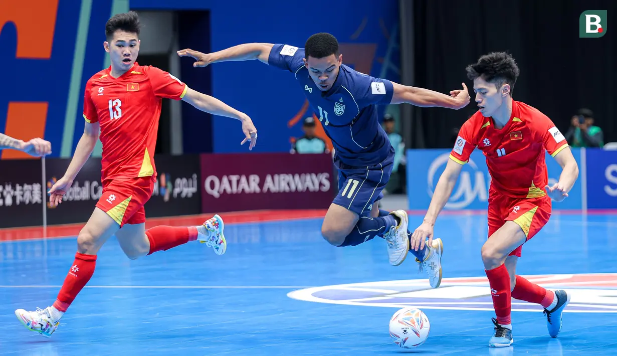 Pemain Timnas Futsal Thailand, Muhammad Osmanmusa (tengah) berusaha melewati penjagaan sejumlah pemain Vietnam dalam laga Grup B Piala Asia Futsal 2026 di Indonesia Arena, Senayan, Jakarta, Sabtu (31/01/2026). (Bola.com/Bagaskara Lazuardi)