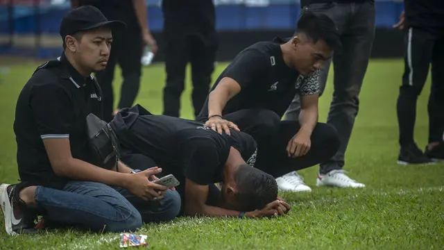 Foto: Tangisan Pemain dan Ofisial Tim Arema FC Pecah Ketika Menginjakkan Kaki di Stadion Kanjuruhan