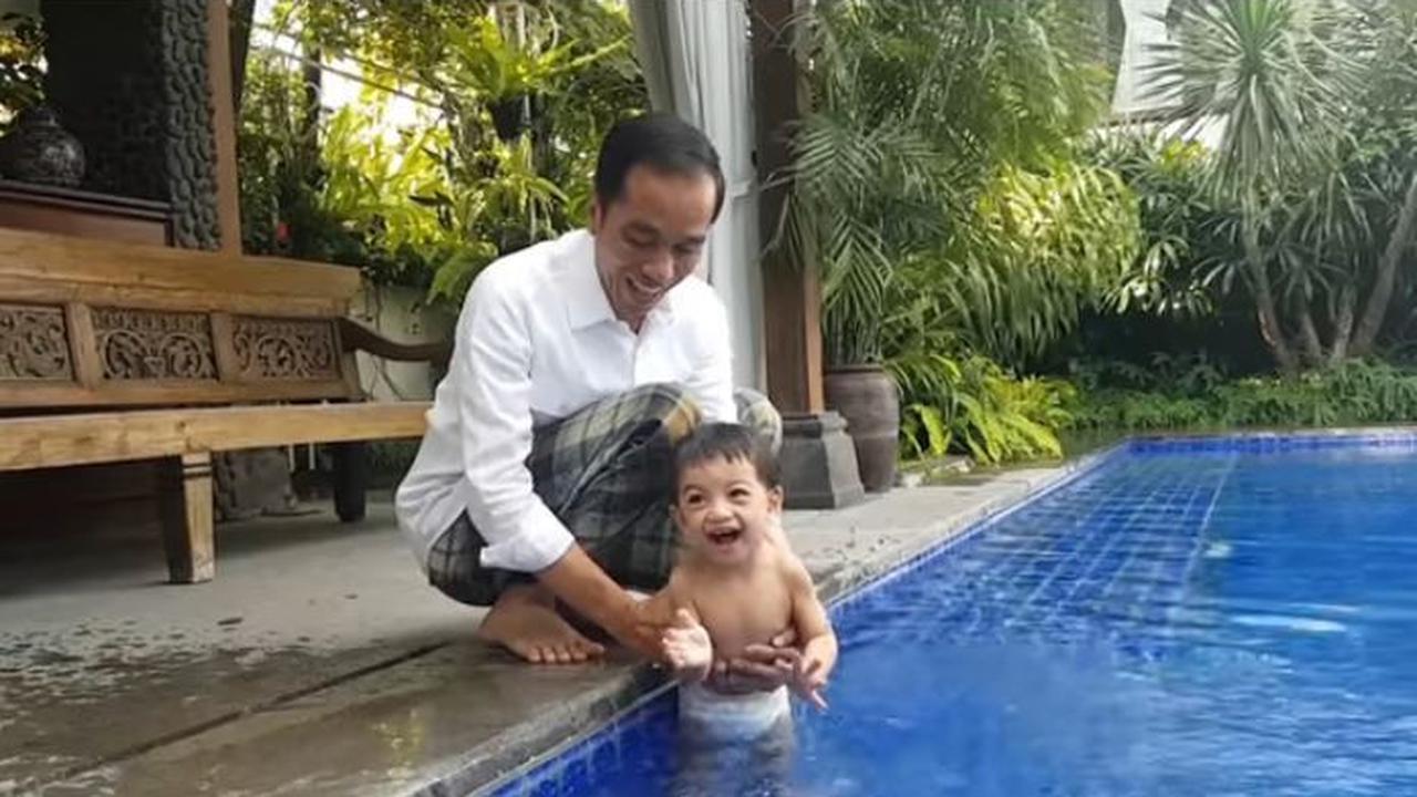 Jokowi temani cucu pertamanya Jan Ethes main air. (Foto: Youtube/Presiden Joko Widodo)